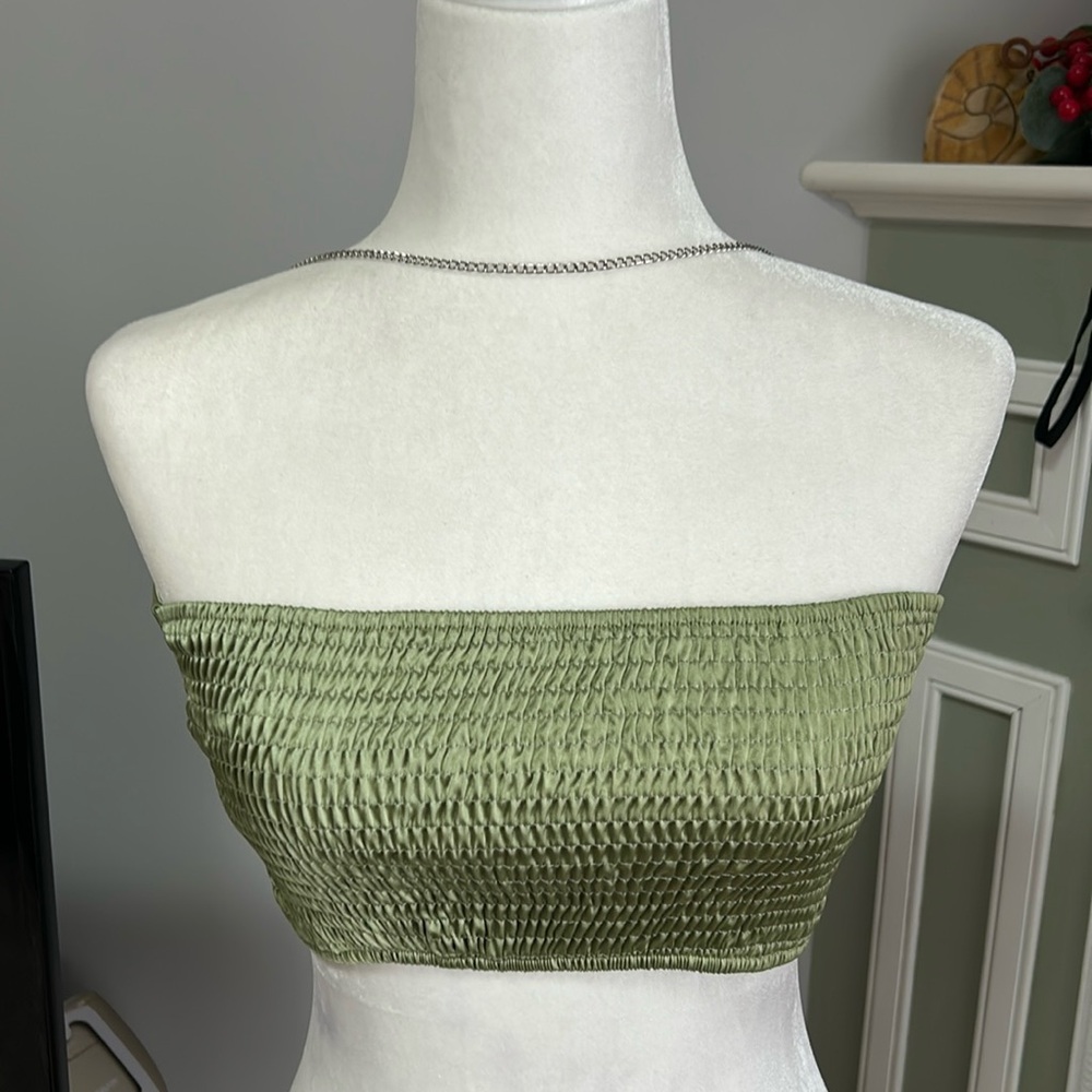 Ruched women’s top with chain
